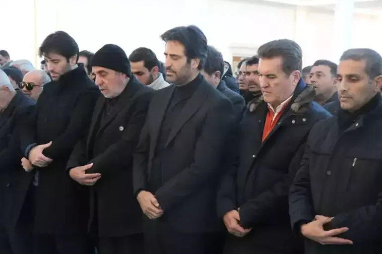 Mahsun Kırmızıgül annesine gözyaşlarıyla veda etti