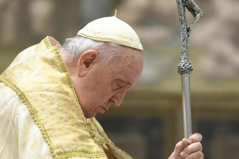 Papa Francis’e Zatürre Teşhisi: Hastanede Tedavi Altında