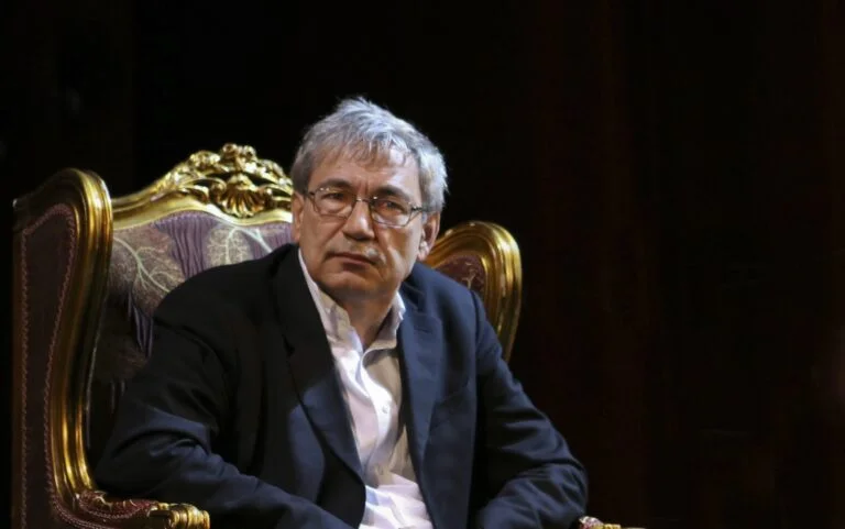Orhan Pamuk: Sınırlı demokrasi de halkın en çok sevdiği adayın hapse tıkılmasıyla sona eriyor