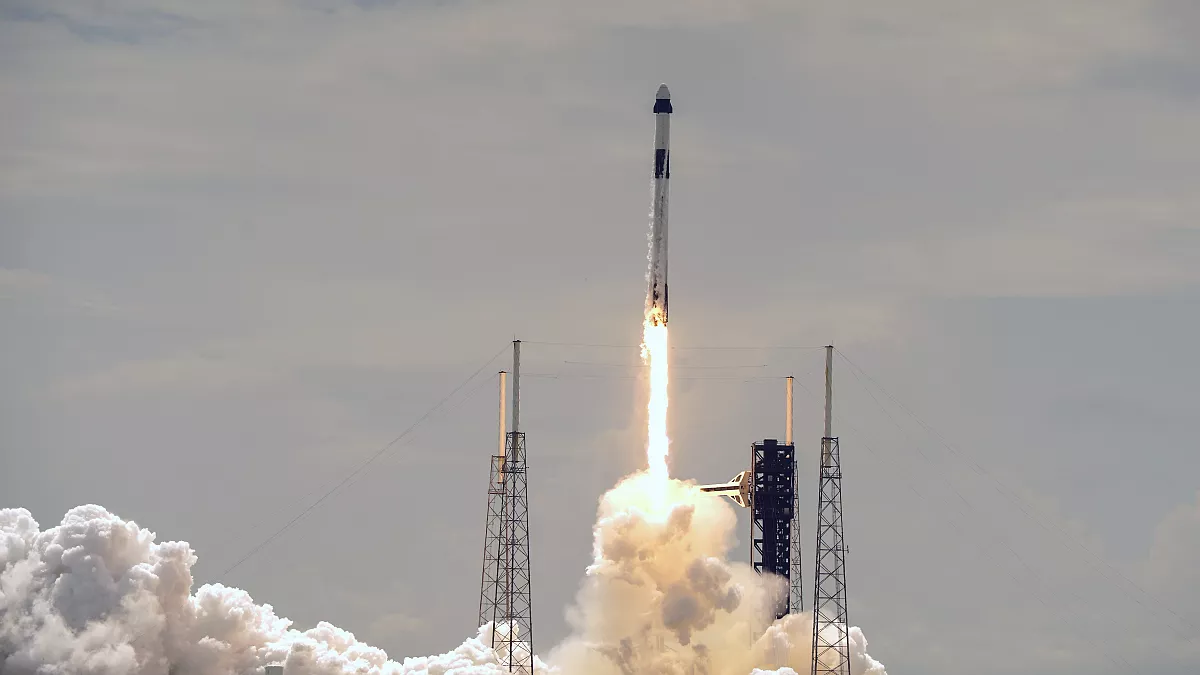 SpaceX, Uluslararası Uzay İstasyonu’nda mahsur kalan NASA astronotlarını kurtarmak için görev başlattı