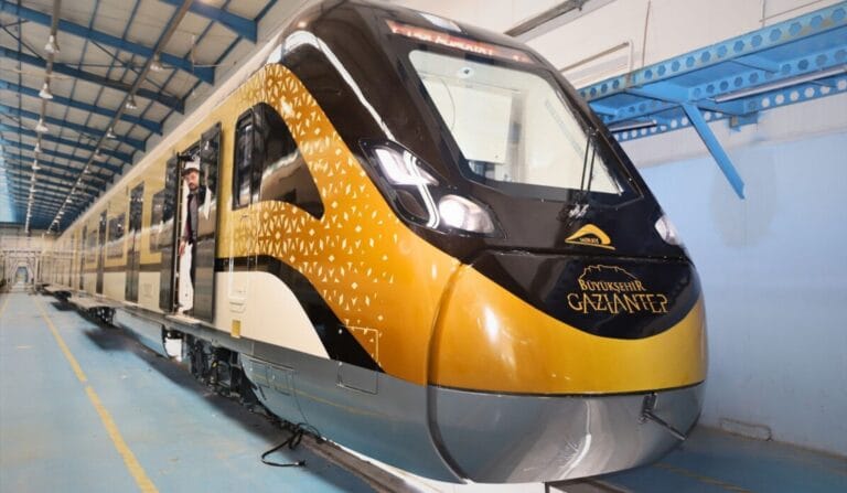 Milli banliyö tren seti raylara iniyor: İlk sefer Gaziantep’e