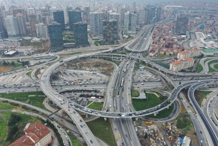 Uzunçayır’ın yaya trafiğine İBB’den çözüm