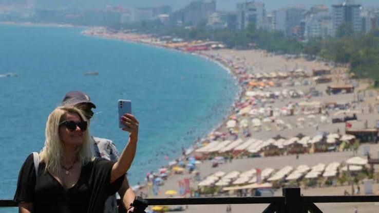 antalya turizm Antalya'ya gelen yabancı turist sayısı 10 milyonu aştı.