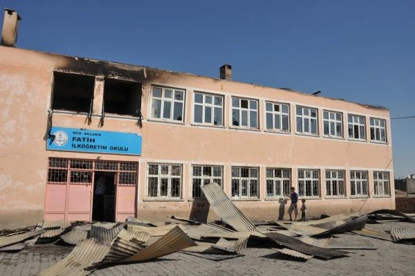 okul yakan pkk Öğretmenler öğrencilere '242 okul yakan PKK affını' anlatacak. Bütün okullara genelge gitti