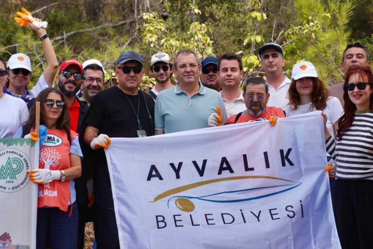 Ayvalikta Dunya Temizlik Gunu ve Uluslararasi Kiyi Temizligi Gununde Cevre Icin Sahadaydik. 10 Ayvalık’ta çevre gönüllüleri sahaya çıktı: Seyir terasından atılan çöpler tepki çekti