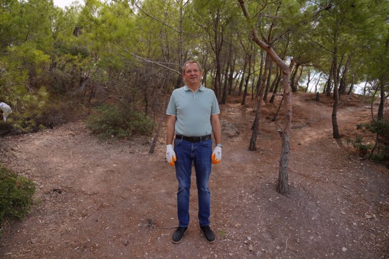Ayvalikta Dunya Temizlik Gunu ve Uluslararasi Kiyi Temizligi Gununde Cevre Icin Sahadaydik. 3 Ayvalık’ta çevre gönüllüleri sahaya çıktı: Seyir terasından atılan çöpler tepki çekti