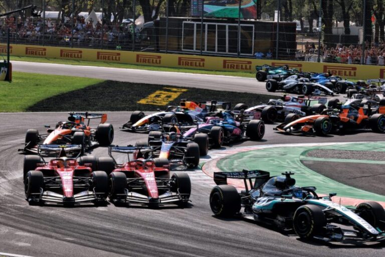 F1 Ferrari Hamilton Hamilton’dan Ferrari’ye veryansın: "Burada kurallar yokmuş gibi davranıyorlar"