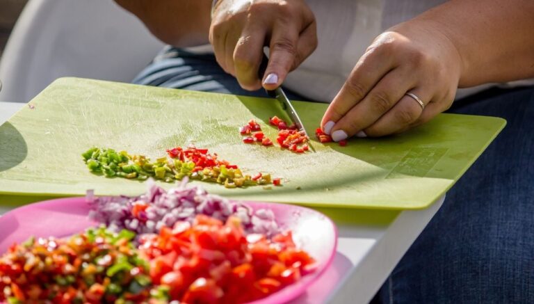 Plastik kesme tahtasi2 Kesme tahtalarına dikkat! Yiyeceklerinize mikroplastik karışıyor olabilir