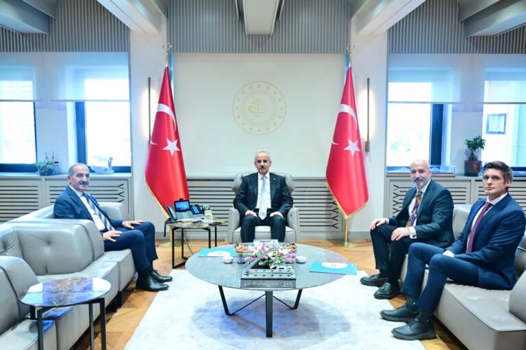ULASTIRMA BAKANI ZIYARET FOTOSU Yaş meyve sebze ihracatçılarının lojistik sorunlarına Bakanlık desteği