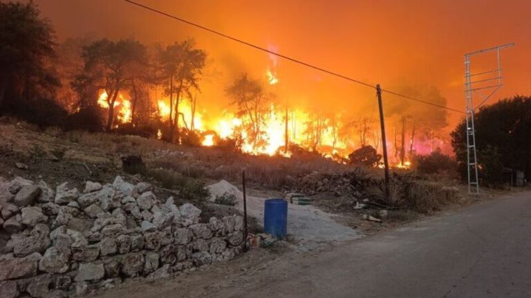 antalya orman yangni Antalya’da alevler üç ilçede etkili, yüzlerce kişi tahliye edildi