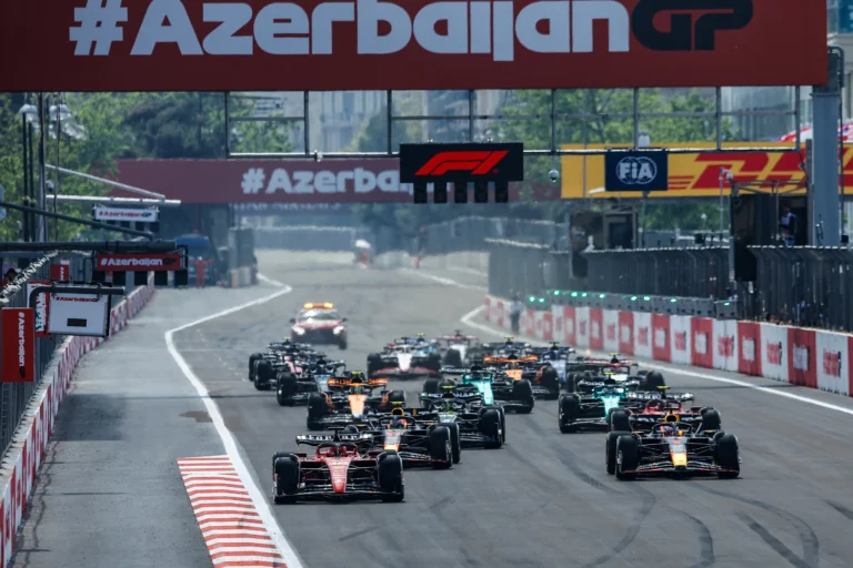 azerbaijan f1 baku formula 1 yaris heyecani Bakü'de Formula 1 hazırlığı: Tarihi sokaklar yarış pistine dönüştürüldü