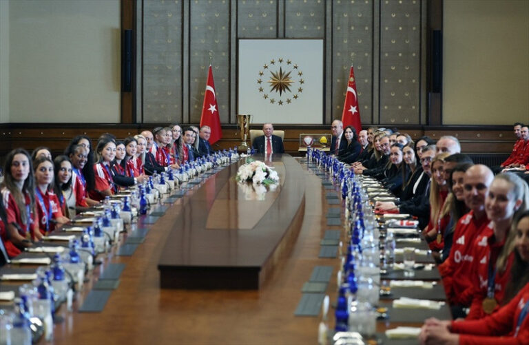 cumhurbaskani erdogan a milli kadin voleyvol takimi Filenin Sultanları Cumhurbaşkanı'nı ziyaret etti