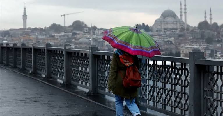 hava durumu AKOM'dan İstanbul'a uyarı: Gök gürültülü sağanak geliyor!