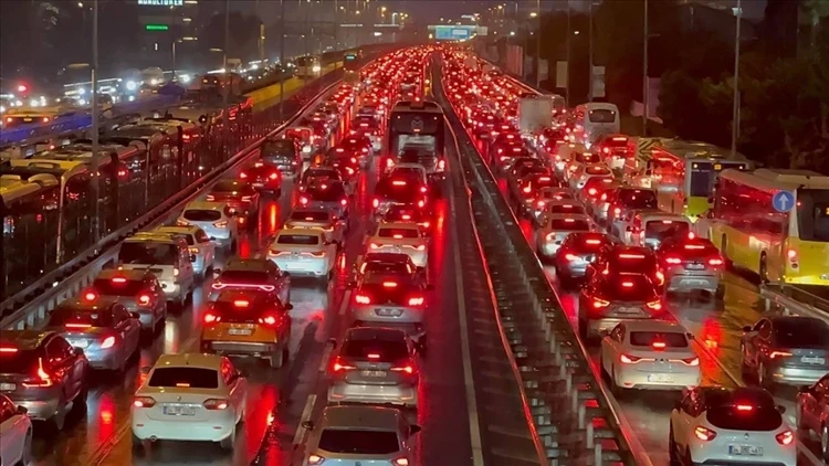 istanbul trafig İstanbul trafiğinin faturası ağır: Bir İstanbullu yılda 120 saatini yolda kaybediyor