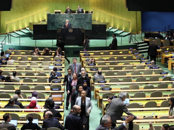 netenyahu112 1 Netanyahu BM kürsüsüne çıktı, salon boşaldı: 50'den fazla ülkeden 100'den fazla diplomat salonu terketti!