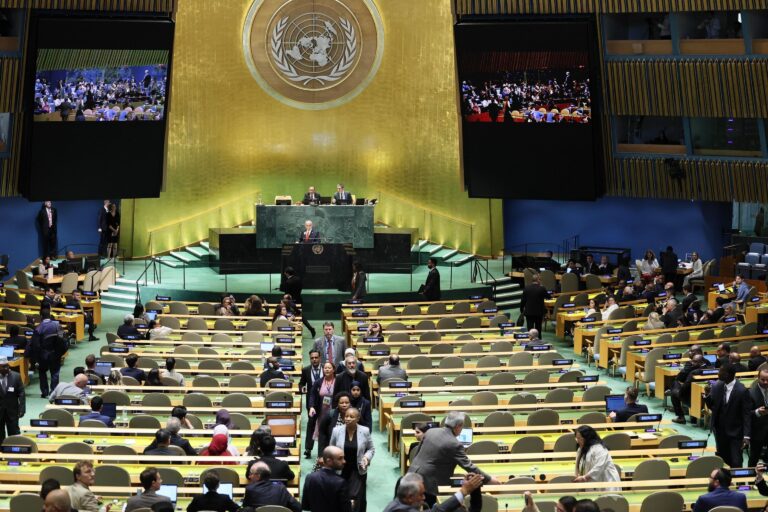 netenyahu113 Netanyahu BM kürsüsüne çıktı, salon boşaldı: 50'den fazla ülkeden 100'den fazla diplomat salonu terketti!