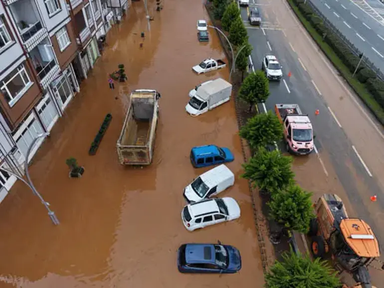 rize3 Doğu Karadeniz'de şiddetli yağış: İlçeler sular altında kaldı, Nevşehir'de can pazarı