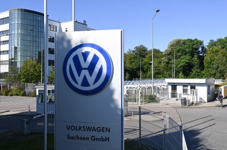 volkswagen isgucunu 50 bin isciyi cikaracak Volkswagen'de işçi kıyımı: Denetleme Kurulu 50 bin kişiyi daha işten çıkarma planını onayladı