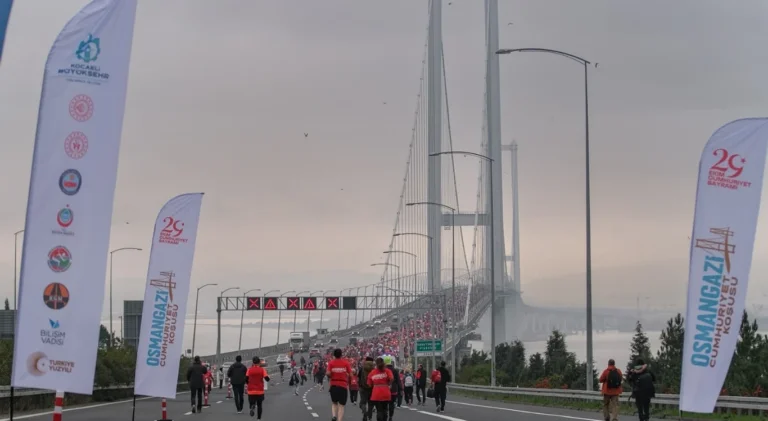 Osmangazi Koprusu nde Cumhuriyet icin kostular Osmangazi Köprüsü’nde Cumhuriyet için koştular: 19 ülkeden katılım