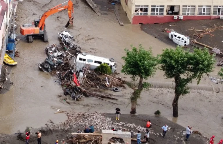 Sel felaketi sonrasi enfeksiyon tehlikesi Sel felaketi sonrası enfeksiyon tehlikesi: İshalden Hepatit A'ya, birçok hastalığa dikkat!