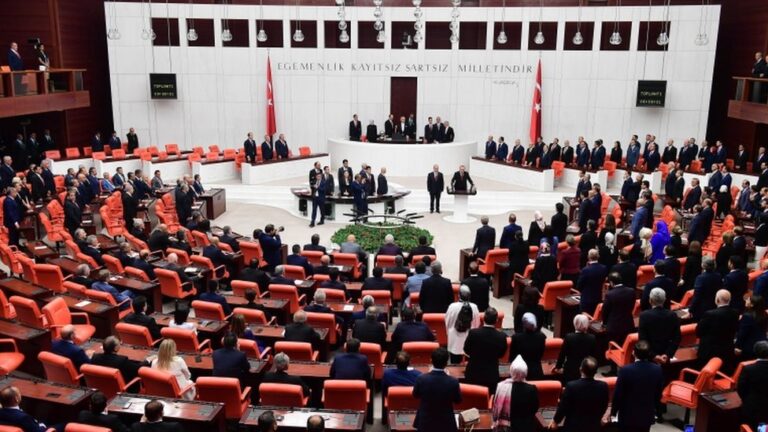 TBMM fon sorusturma onergesi reddeildi Fon skandalı araştırılsın önergesi AK Parti ve MHP oylarıyla reddedildi