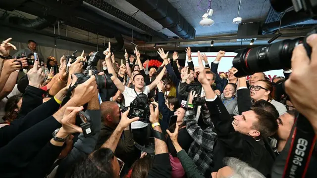 Vucicyenilgiyi kabul etti2 Sırbistan’da 14 yıllık iktidara ağır darbe! Vucic yenilgiyi kabul etti, öğrenciler çoğunluğa koştu