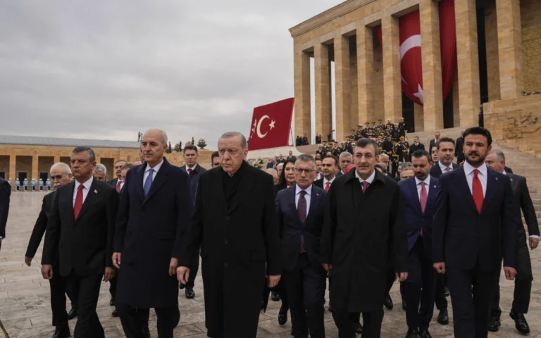 cumhuriyet bayrami nda ilk toren anitkabirde duzenlendi1299 Cumhuriyet’in 103. yılında ilk tören Anıtkabir’de: Devlet erkanı Atatürk’ün huzurunda