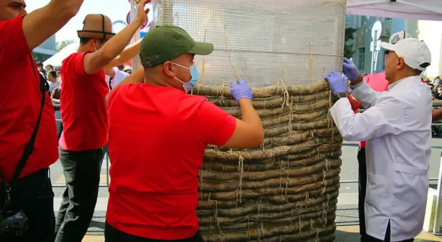 kirgizistan da at etinden rekor uzunlukta sucuk yapildi Kırgızistan’da 120 metrelik at sucuğu! Guinness için hazırlanıyor