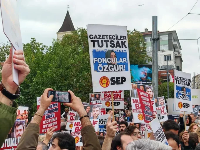 medya eylemi2 İstanbul’da basın özgürlüğü yürüyüşü: “Korkmuyoruz, susmuyoruz, itaat etmiyoruz”