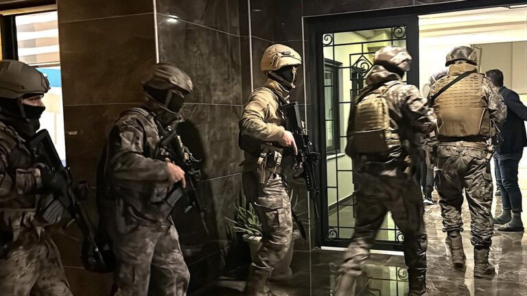 suc orgutlerine duzenlenen operasyonlarda milyarlarca liralik para ve mala el konuldu.2 Uyuşturucu, bahis ve suç örgütlerine 8 ayda 7 bin 818 operasyon: 32 bin 882 tutuklama