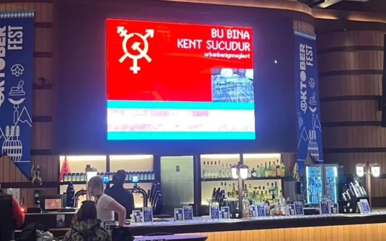 terminal kadikoy de hack soku Terminal Kadıköy’de reklam ekranına “Bu bina kent suçudur” mesajı yansıtıldı