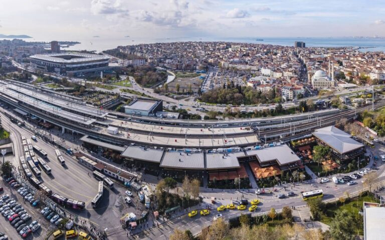 terminal kadikoy de hack soku2 Terminal Kadıköy’de reklam ekranına “Bu bina kent suçudur” mesajı yansıtıldı